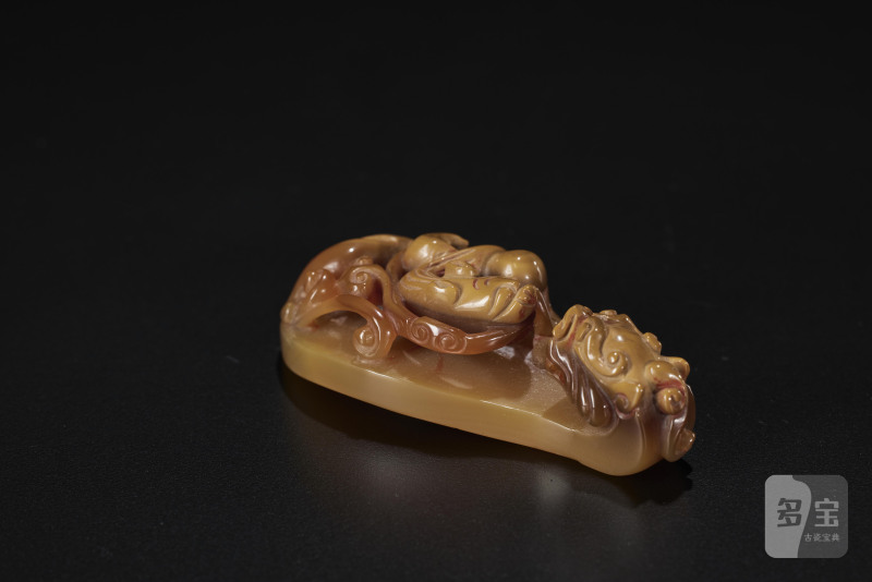明  玛瑙雕苍龙教子带钩 - 图5